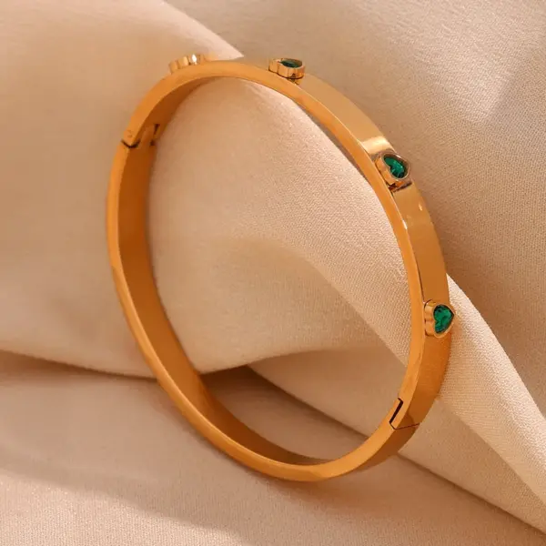Wholesale 304 Stainless Steel Heart Shape PVD Coated Zircon 18K Gold Plated Real Gold Plated Basic Simple Style Classic Style Waterproof Non Tarnish Plating Inlay White Green Gold Bangle