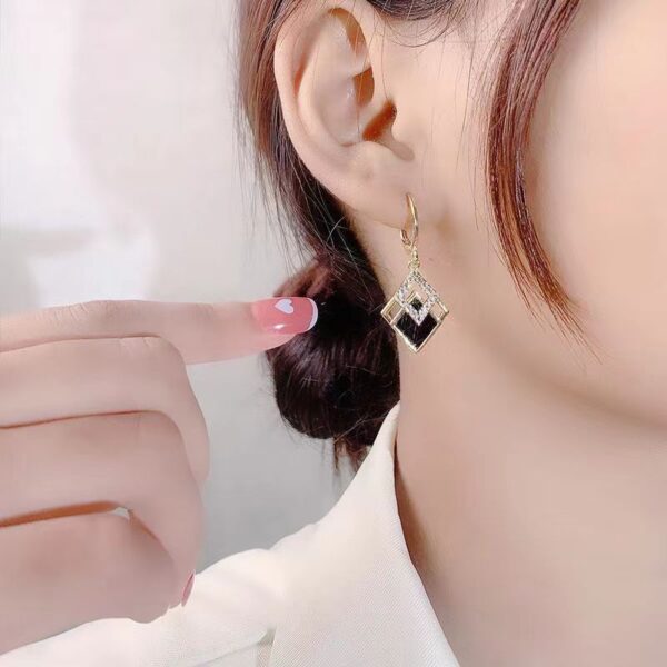 Wholesale High-end Elegant Black Diamond Earrings Japanese and Korean-style Niche Design Light Luxury Distinctive Geometric Earrings Exquisite Ear Buckle for Women