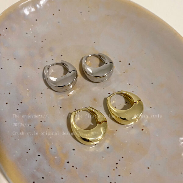 Wholesale Geometric oval plain ring autumn and winter ear buckle women's fashion temperament high-end earrings cold wind commuting all-match ear jewelry