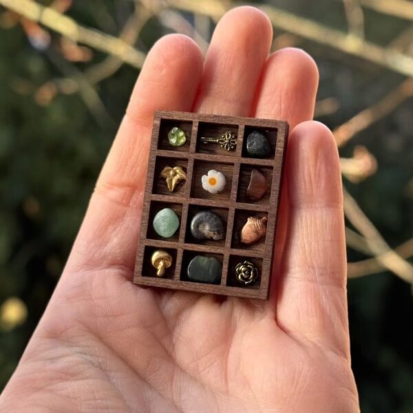 Wholesale Miniature Trinket Shelf Wooden Mini Jewelry Frame Ore Specimen Storage Ornaments