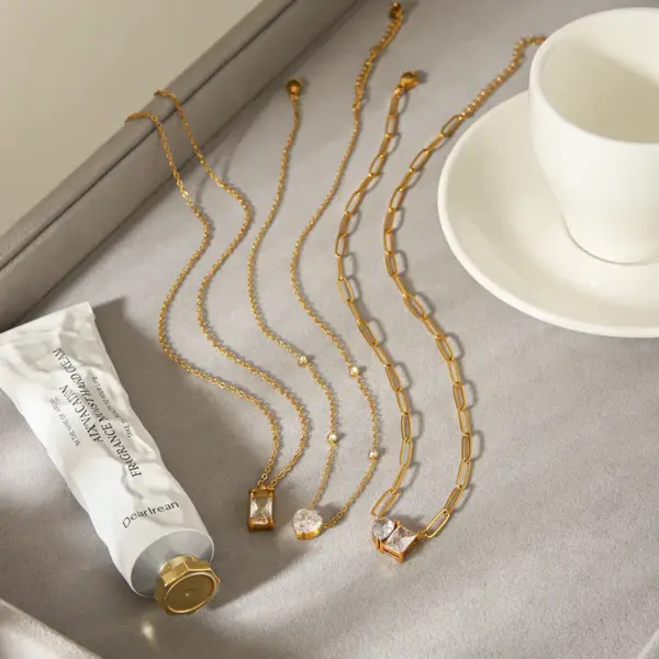 Wholesale 304 Stainless Steel Inlaid Zircon Heart Square Pendant Clavicle Chain 18K Gold Plated Handmade Chain Vacuum Electroplating (Furnace) Women's Chain