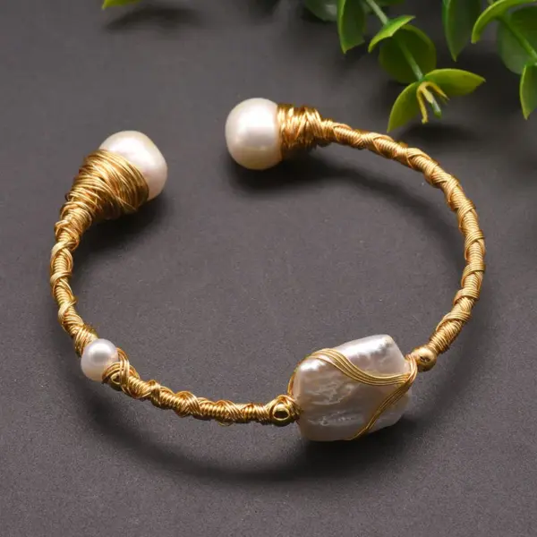 Wholesale Retro Solid Color Stainless Steel Freshwater Pearl Plating 18k Gold Plated Bangle