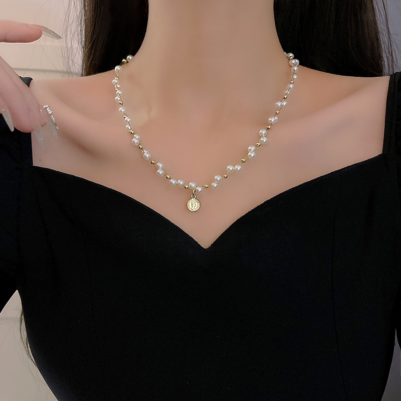 Wholesale European and American retro rtrait pendant necklace women's ins tide light luxury niche high-end twisted pearl clavicle chain