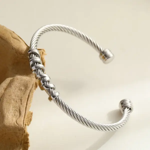 Wholesale Simplified Commuting Daily Stainless Steel 18K Gold Plated Hemp Rope Geometric Open Hand Bracelet Elegant Classic Style