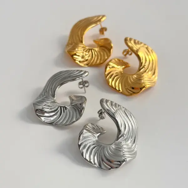 Wholesale 1 Pair Retro Flower Plating Titanium Steel Ear Studs