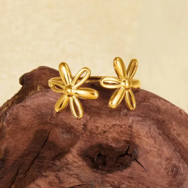 Wholesale Ion Plating (IP) Real Gold Plated Flower 304 Stainless Steel Vintage Style Simple Style Waterproof Non Tarnish Open Rings