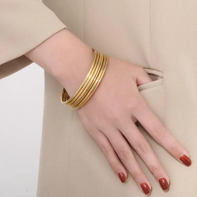 Wholesale PVD Coated 18K Gold Plated Round Solid Color 304 Stainless Steel Simple Style Waterproof Non Tarnish Titanium Steel Bangle