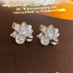 Silver Needle Pearl Flower Earrings