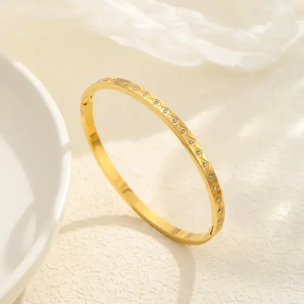 PVD Coated Real Gold Plated 18K Gold Geometric Star Titanium Steel Casual Elegant Waterproof Non Tarnish Titanium Steel Bangle