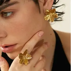 304 Stainless Steel Flower PVD Coated Stone-Free Real Gold Plated Retro Waterproof Non Tarnish Plating Gold Rings Earrings