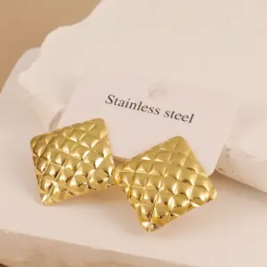 Gold / Average Size / Style 143