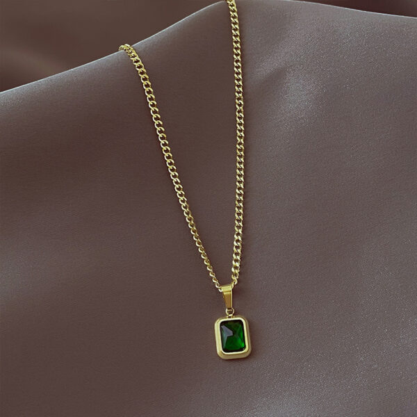 oly-b966561c5bc347db54f1931cf66e195b Wholesale French simple emerald pendant necklace female niche design 1 light luxury high-grade clavicle chain jewelry