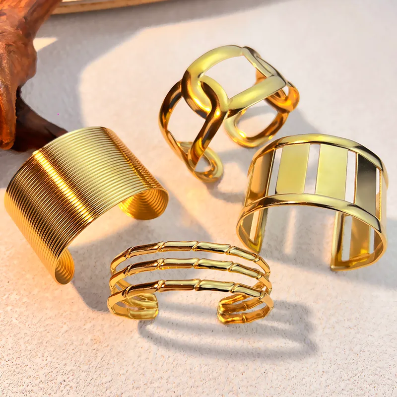 Wholesale PVD Coated Real Gold Plated 18K Geometric Stripe Spiral 304 Stainless Steel Elegant Classic Style Waterproof Non Tarnish Wide Bracelet