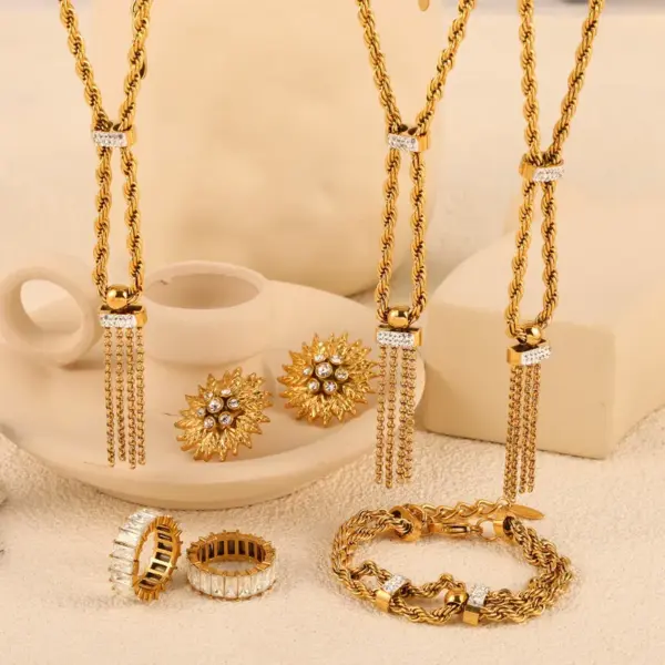 Wholesale 304 Stainless Steel Twist PVD Coated Rhinestones Zircon Real Gold Plated Simple Style Classic Style Waterproof Non Tarnish Plating Inlay Jewelry Set