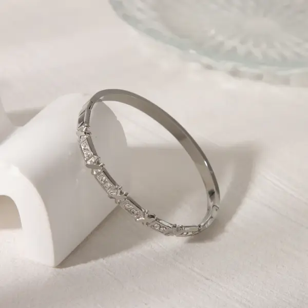 Wholesale Casual Classic Style Commute Heart Shape Solid Color 304 Stainless Steel 18K Gold Plated Zircon Bangle In Bulk