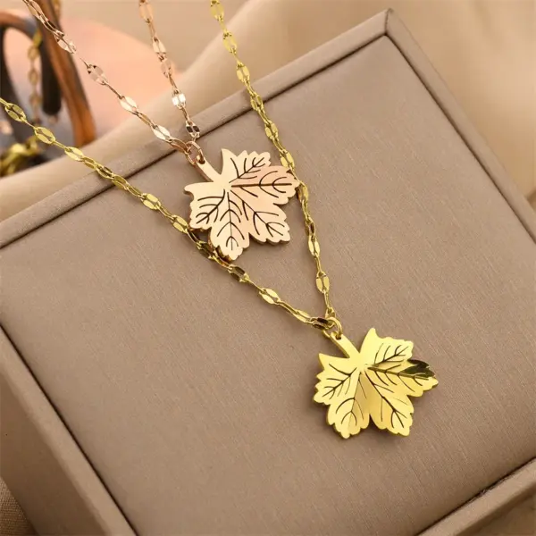 Wholesale Real Gold Plated Maple Leaf 304 Stainless Steel Retro Waterproof Non Tarnish Necklace
