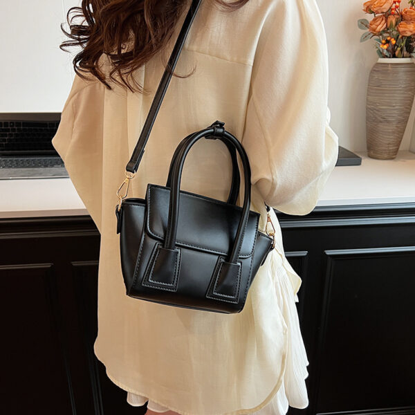 oly-ba64c9aebb59f8d05052e6c8b55bb05f Wholesale Handbag Niche Design Internet Celebrity Shoulder Bag