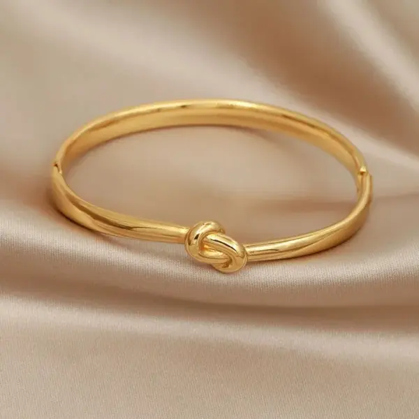 Wholesale 304 Stainless Steel Twist Ion Plating (IP) Real Gold Plated Simple Style Classic Style Waterproof Non Tarnish Asymmetrical Buckle Gold Bangle