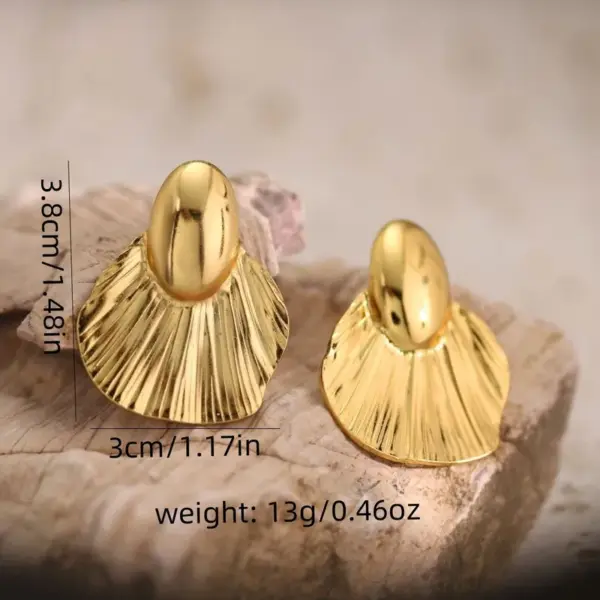 Wholesale 201 Stainless Steel 304 Stainless Steel Geometric Heart Shape Shell Electroplating Stone-Free Golden Plated Elegant Classic Style Streetwear Ear Studs