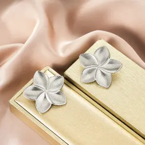 E1382-B (a Pair of Silver Ear Studs)