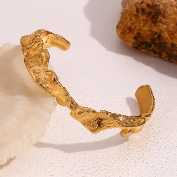 Wholesale PVD Coated Real Gold Plated 18K Irregular Waves 304 Stainless Steel Basic Simple Style Classic Waterproof Non Tarnish Bangle