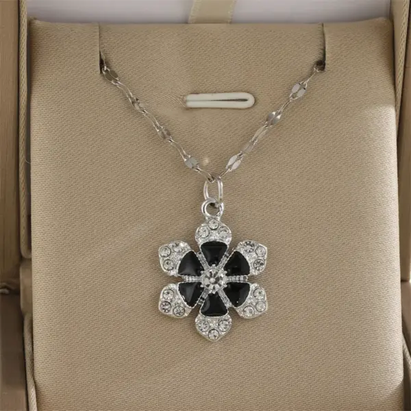 Wholesale Rack Plated 18K Gold Cross Flower Butterfly 201 Stainless Steel Imitation Pearl Zinc Alloy Simple Style Classic Pendant Necklace