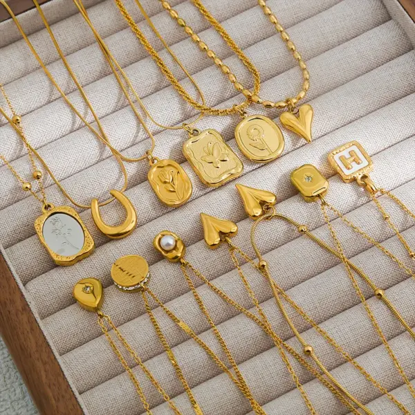 Ion Plating (IP) Floral Butterfly 304 Stainless Steel Simple Style Classic Style Waterproof Non Tarnish 304 Stainless Steel Pendant Necklace