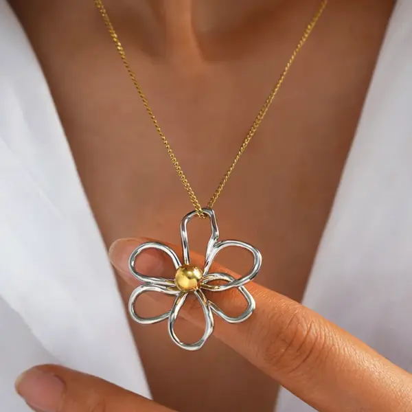 Wholesale Ion Plating (IP) Real Gold Plated 18K Flower 304 Stainless Steel Casual Simple Style Waterproof Non Tarnish Pendant Necklace