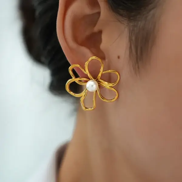 Wholesale Ion Plating (IP) Real Gold Plated 18K Gold Flower 304 Stainless Steel Sweet Simple Style Waterproof Non Tarnish Ear Studs