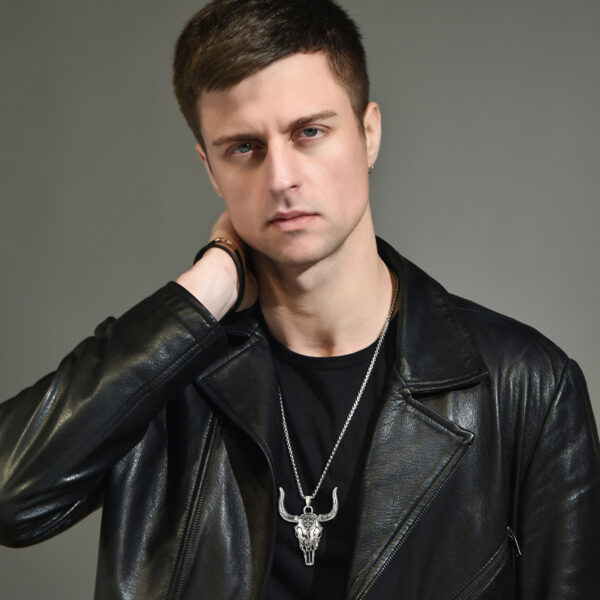 Wholesale Wild cow head skull cool men titanium steel necklace men domineering retro street Western cow bone punk pendant