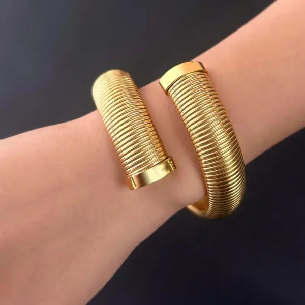 Wholesale PVD Coated 18K Gold Real Gold Plated Solid Color 304 Stainless Steel Simple Style Waterproof Non Tarnish 304 Stainless Steel Bangle
