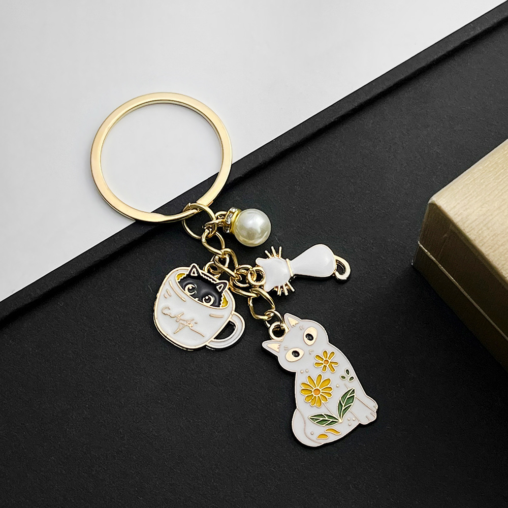 Wholesale Cross-border Hot Cartoon Oil opping Pearl Tea C White Cat Keychain Metal Alloy Bag Jewelry Pendant