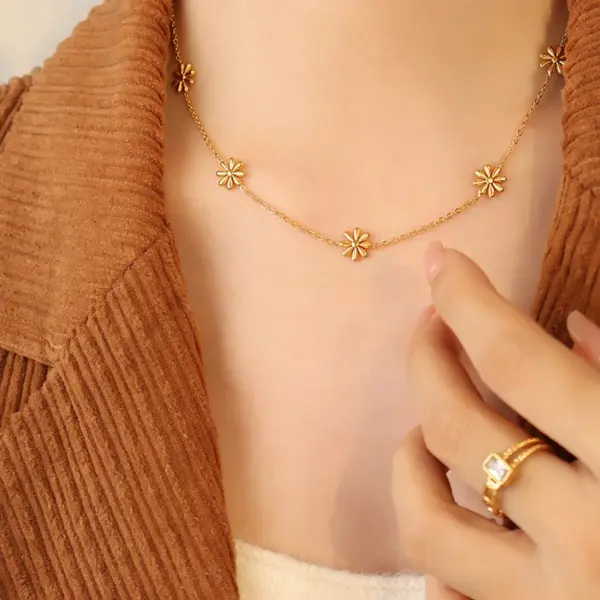 PVD Coated Real Gold Plated Daisy Titanium Steel Pastoral Waterproof Non Tarnish Necklace