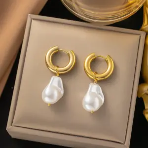 16 [Ag143] Shaped Pearl Earrings / Gold