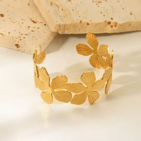 Vintage Style Roman Style Stripe Leaves Flower 304 Stainless Steel 18K Gold Plated Bangle In Bulk