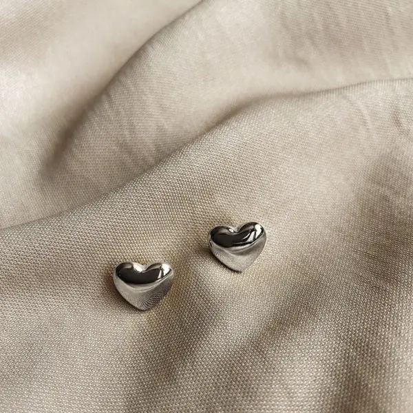 Wholesale Titanium Steel 18k Gold Love Heart Stud Earrings Female Niche High Sense Ear-caring Peach Heart Small Earrings Anti Allergy Ear Jewelry