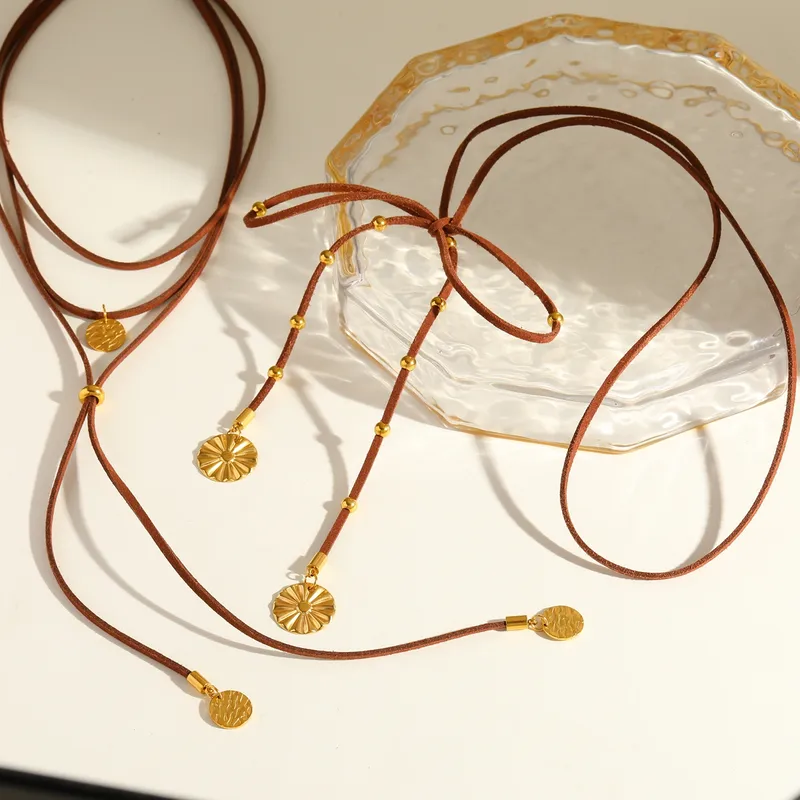 Wholesale New Design 18K Gold Plated Stainless Steel Round Pendant Necklace New Veet Necklace Geometric Pattern Classical Women Style