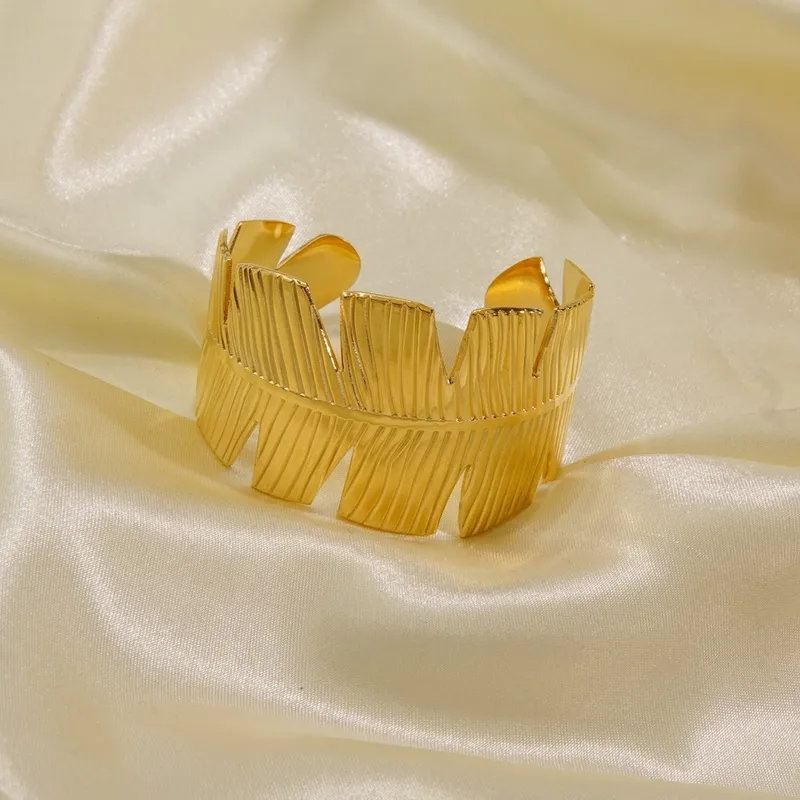 Wholesale Vintage Style Roman Style Stripe Leaves Flower 304 Stainless Steel 18K Gold Plated Bangle In Bulk