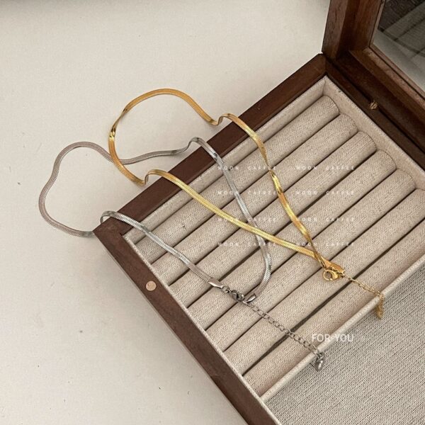 Wholesale A must-have for fashionistas: a simple titanium steel snake bone chain that won't fade, versatile, and exudes elegance. A trendy European and American style clavicle chain/necklace.