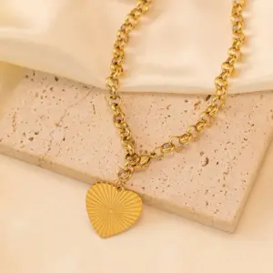 Qyh403 Ray Heart Necklace / Gold