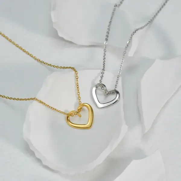 Wholesale 304 Stainless Steel Ferroalloy Heart Shape PVD Coated Stone-Free 18K Real Gold Plated Simple Style Waterproof Non Tarnish Plating Necklace