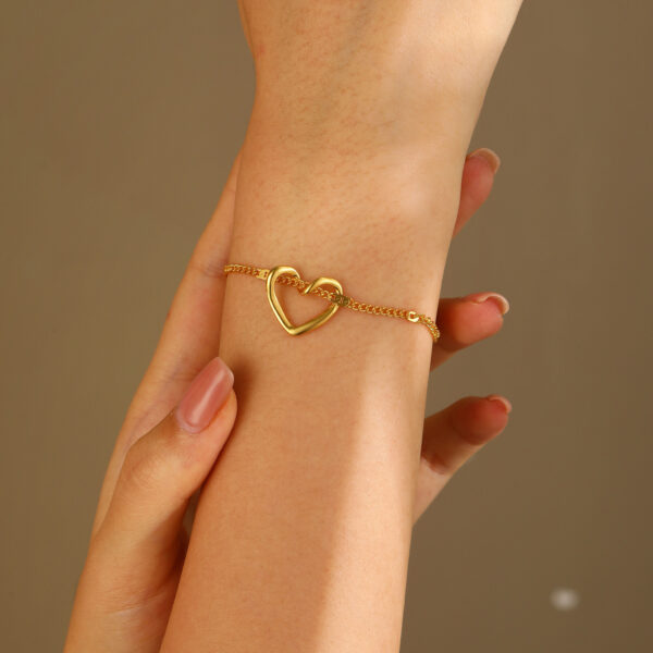 oly-c282f11b4211326628e4186491b69d5f Wholesale women's hollow heart necklace bracelet