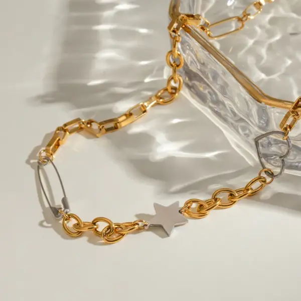 Wholesale 304 Stainless Steel Star Heart Shape PVD Coated 18K Real Gold Plated Simple Style Classic Style Necklace