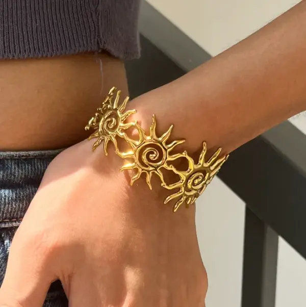 PVD Coated Real Gold Plated 18K Gold Flower 304 Stainless Steel French Style IG Style Waterproof Non Tarnish 304 Stainless Steel Bangle