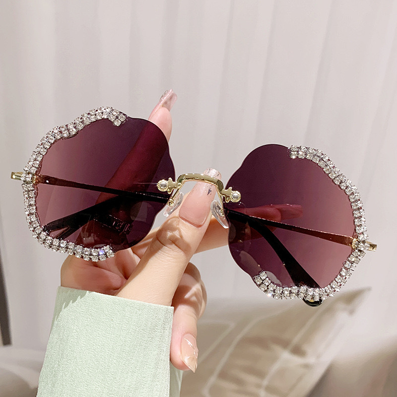 Wholesale 2024 New lygon Shaped Diamond Trimmed Frameless Flower Wave Sunglasses Retro Sunglasses