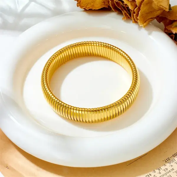 Wholesale 304 Stainless Steel Solid Color PVD Coated 18K Real Gold Plated Simple Style Waterproof Non Tarnish Bangle