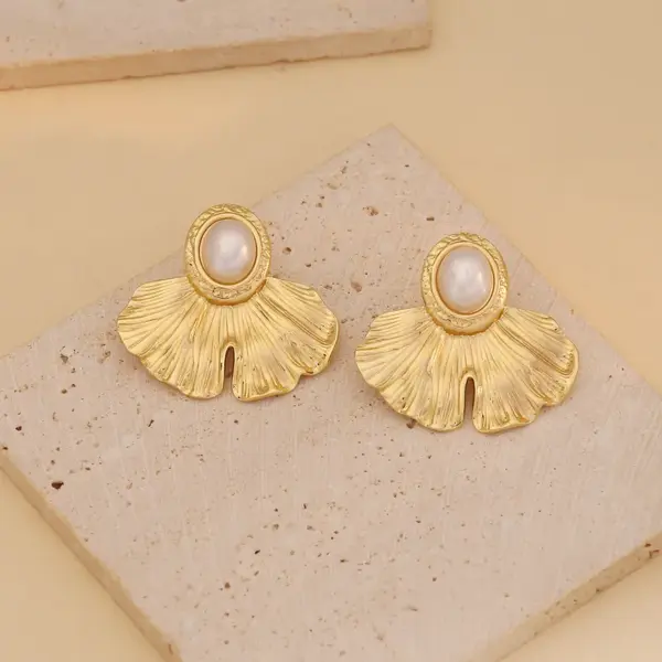 Wholesale Ion Plating (IP) 18K Gold Real Gold Plated Flower Butterfly 304 Stainless Steel Luxurious Simple Style Commute Waterproof Non Tarnish Ear Studs