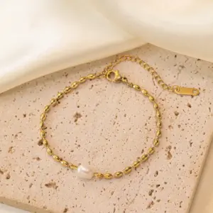 Qye63 Pearl Beanie Bracelet / Gold