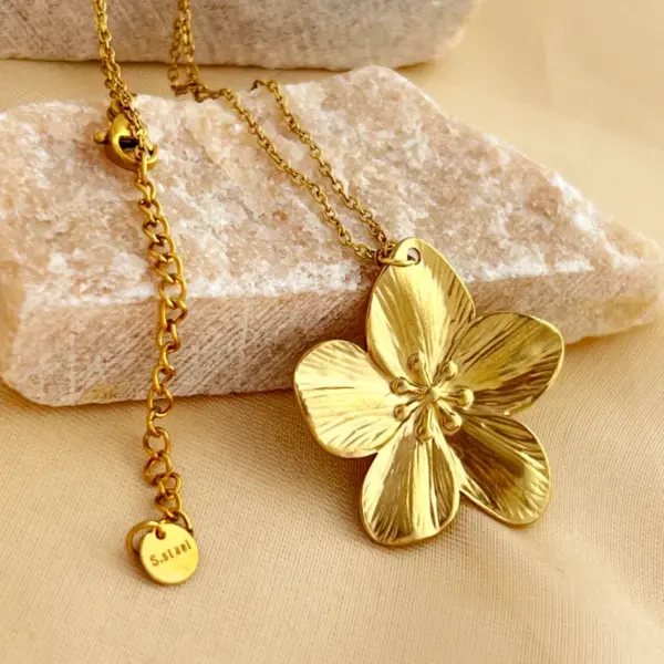 PVD Coated Real Gold Plated 18K Gold Flower 304 Stainless Steel Elegant Streetwear Waterproof Non Tarnish 201 Stainless Steel Pendant Necklace