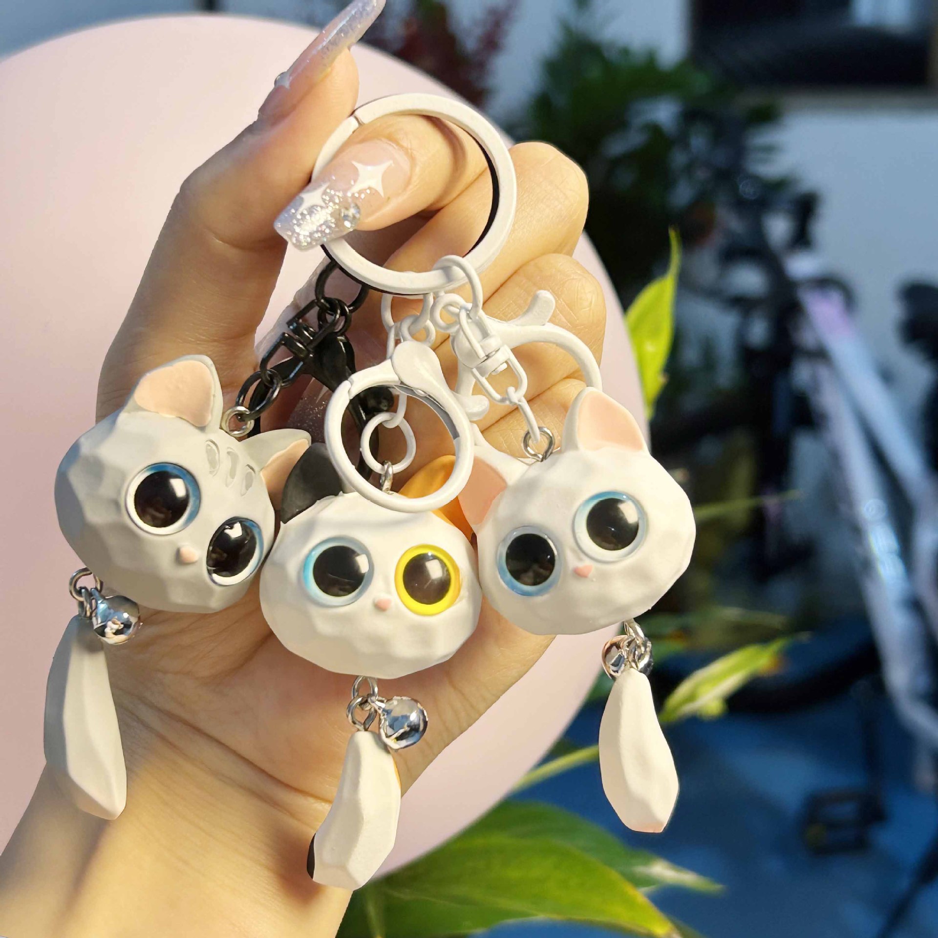 Wholesale Explosions creative resin big eye cat head key chain cole bag car pendant student New Year gift